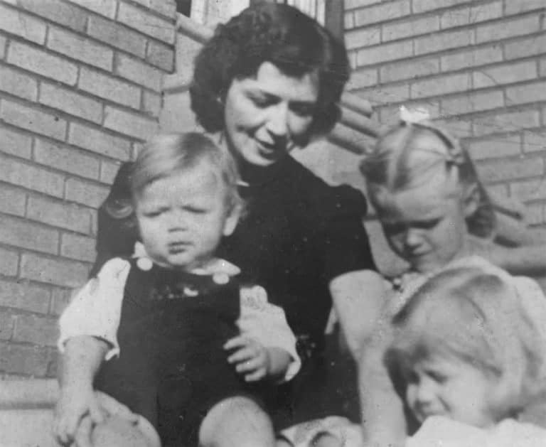 Anna's mother with the children