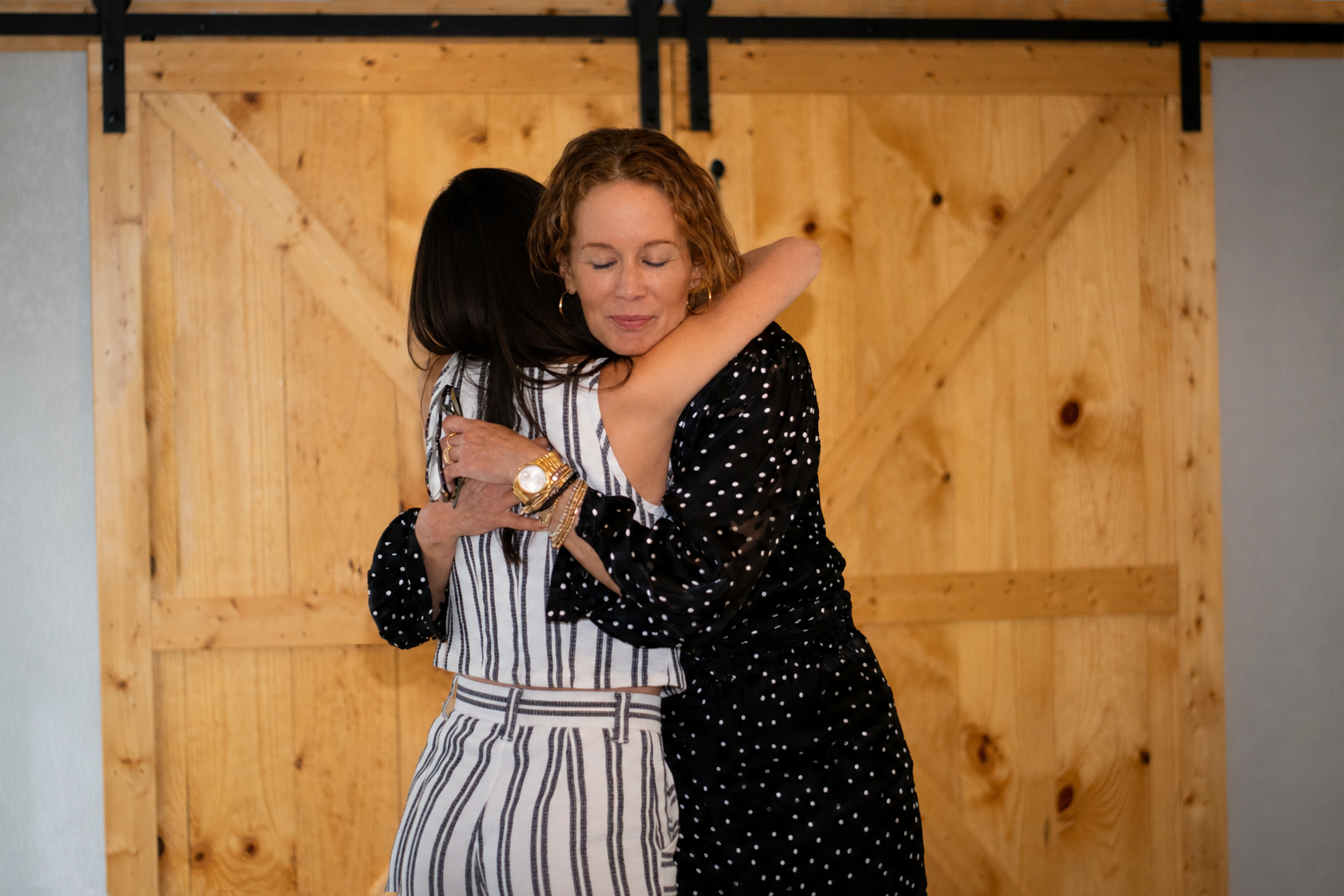 Jennifer Griffith hugging an attendee.